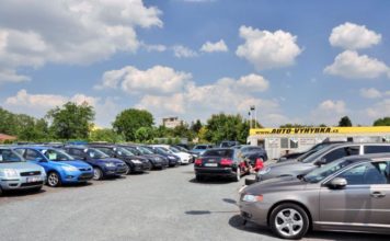 Elegantní auta najdete zaparkovaná i v pražském autobazaru